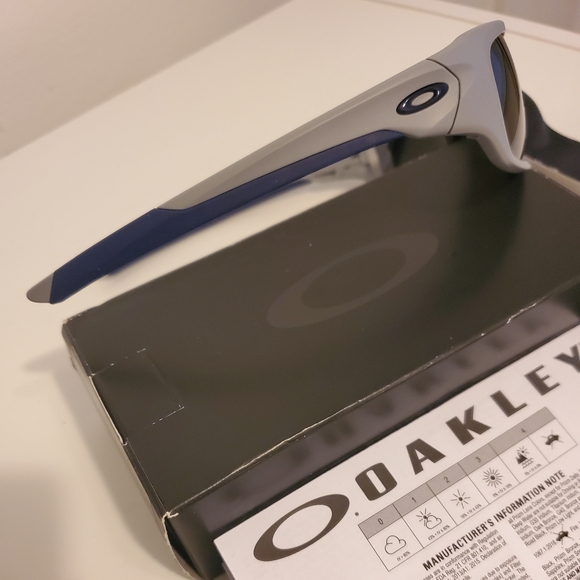 NWOT Oakley Valve Polarized Sunglasses - Picture 9 of 10